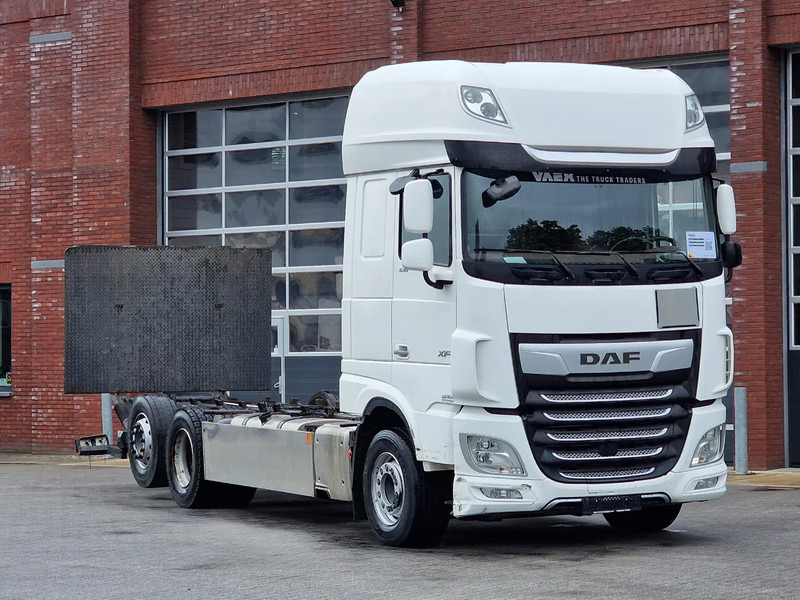 DAF XF 530 SuperSpaceCab 6x2*4 - Chassis 740 cm - Loadlift - Steering axle - Leather - - משאית עם שלדת תא: תמונה 1 DAF XF 530 SuperSpaceCab 6x2*4 - Chassis 740 cm - Loadlift - Steering axle - Leather - - משאית עם שלדת תא: תמונה 1
