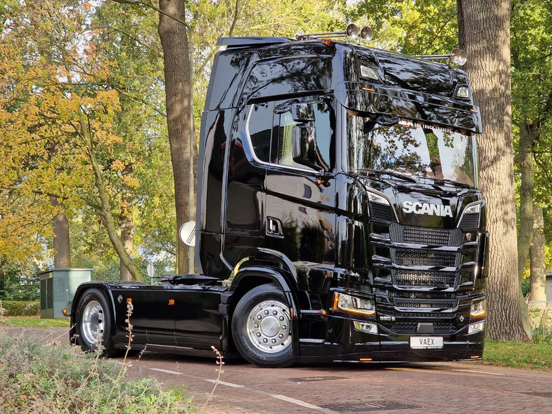 Scania 590S V8 NGS Highline 4x2 - New show truck - Full spec - Retarder - Leather - Full air - BUFFL - יחידת טרקטור: תמונה 1 Scania 590S V8 NGS Highline 4x2 - New show truck - Full spec - Retarder - Leather - Full air - BUFFL - יחידת טרקטור: תמונה 1