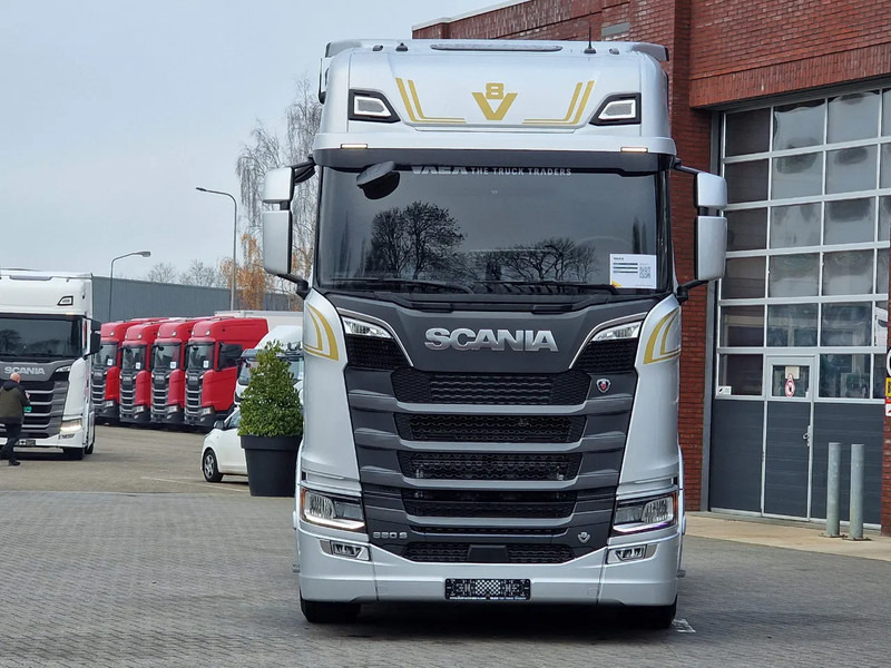 Scania 660S V8 NGS Highline 6x2/4 - New - Full spec - Retarder - Night clima - Led - Leather - Navi - יחידת טרקטור: תמונה 2 Scania 660S V8 NGS Highline 6x2/4 - New - Full spec - Retarder - Night clima - Led - Leather - Navi - יחידת טרקטור: תמונה 2