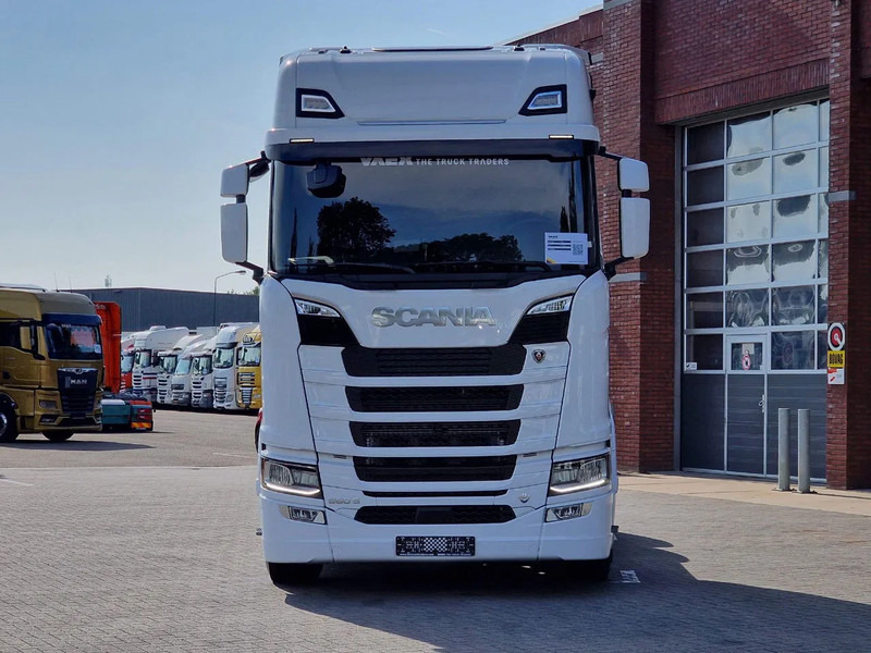 Scania 660S V8 NGS Highline 6x2/4 - New - Old dashboard - Full spec - Retarder - Night clima - Led - Leather - Navi - יחידת טרקטור: תמונה 2 Scania 660S V8 NGS Highline 6x2/4 - New - Old dashboard - Full spec - Retarder - Night clima - Led - Leather - Navi - יחידת טרקטור: תמונה 2
