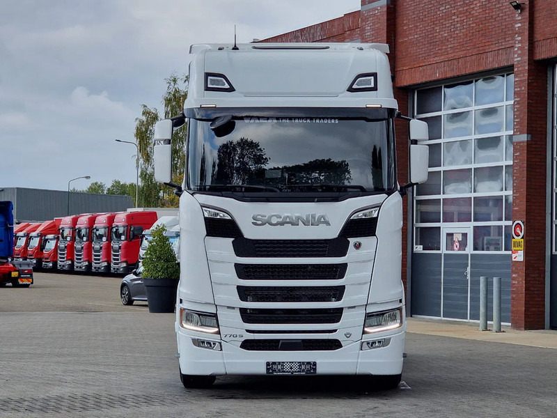 Scania 770S V8 NGS Highline 6x2/4 - New - Old dashboard - Full spec - Retarder - Night clima - Led - Leather - Navi - יחידת טרקטור: תמונה 2 Scania 770S V8 NGS Highline 6x2/4 - New - Old dashboard - Full spec - Retarder - Night clima - Led - Leather - Navi - יחידת טרקטור: תמונה 2