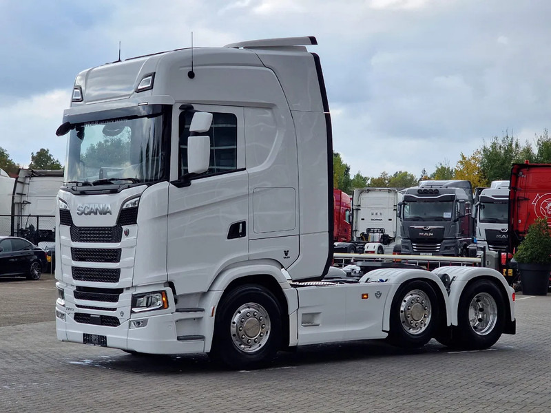 Scania 770S V8 NGS Highline 6x2/4 - New - Old dashboard - Full spec - Retarder - Night clima - Led - Leather - Navi - יחידת טרקטור: תמונה 3 Scania 770S V8 NGS Highline 6x2/4 - New - Old dashboard - Full spec - Retarder - Night clima - Led - Leather - Navi - יחידת טרקטור: תמונה 3
