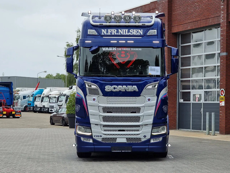 Scania 770S V8 NGS Highline 6x2 - Show truck - Special paint - Custom interior - Retarder - Full air - Night clima - יחידת טרקטור: תמונה 2 Scania 770S V8 NGS Highline 6x2 - Show truck - Special paint - Custom interior - Retarder - Full air - Night clima - יחידת טרקטור: תמונה 2