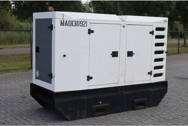 SDMO R90C3 | 90 KVA | 400 V - ערכת גנרטורים: תמונה 3 SDMO R90C3 | 90 KVA | 400 V - ערכת גנרטורים: תמונה 3