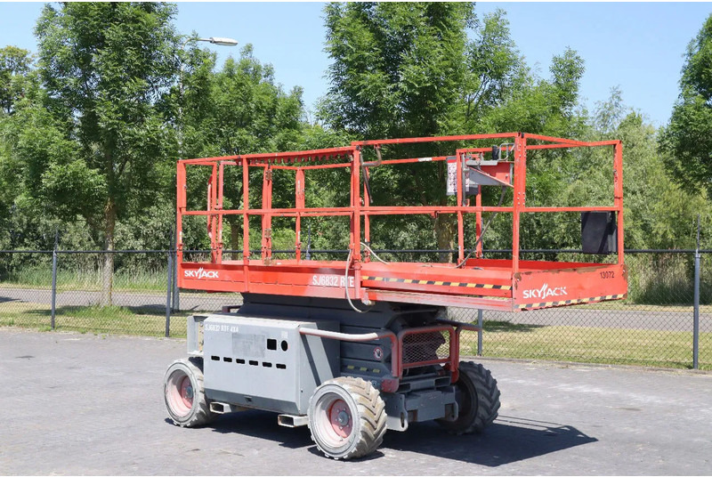 Skyjack SJ 6832 RTE | 12 METER | 454 KG - מעלית מספריים: תמונה 5 Skyjack SJ 6832 RTE | 12 METER | 454 KG - מעלית מספריים: תמונה 5