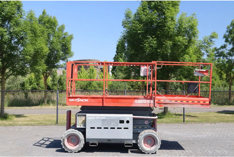 Skyjack SJ 6832 RTE | 12 METER | 454 KG - מעלית מספריים: תמונה 4 Skyjack SJ 6832 RTE | 12 METER | 454 KG - מעלית מספריים: תמונה 4