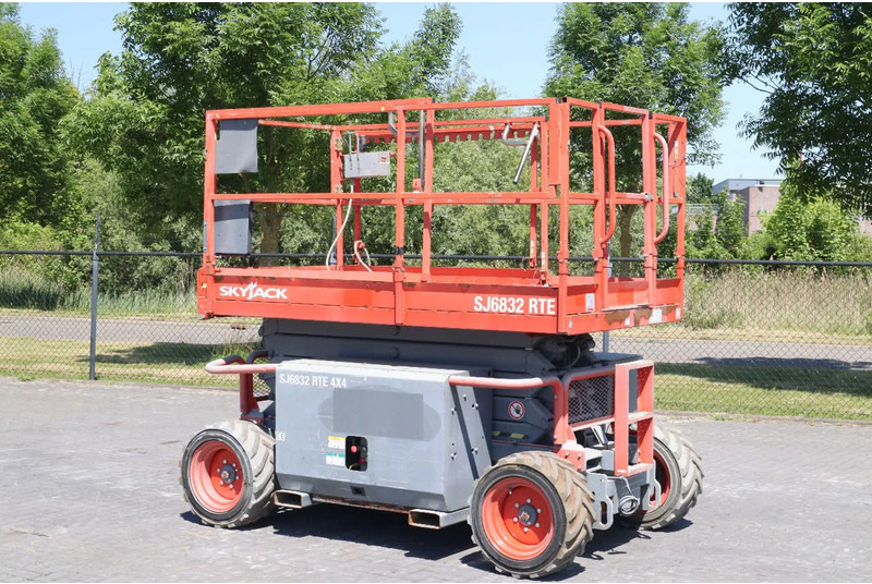 Skyjack SJ 6832 RTE | 12 METER | 454 KG - מעלית מספריים: תמונה 2 Skyjack SJ 6832 RTE | 12 METER | 454 KG - מעלית מספריים: תמונה 2
