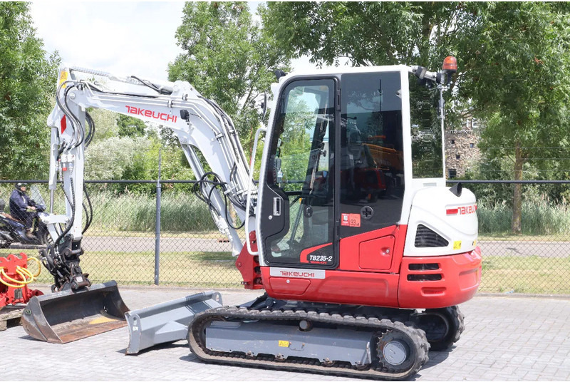 Takeuchi TB235-2 | TREE CUTTER | GRAB | TILT + 5 ATTACHMENTS - מיני מחפר: תמונה 4 Takeuchi TB235-2 | TREE CUTTER | GRAB | TILT + 5 ATTACHMENTS - מיני מחפר: תמונה 4
