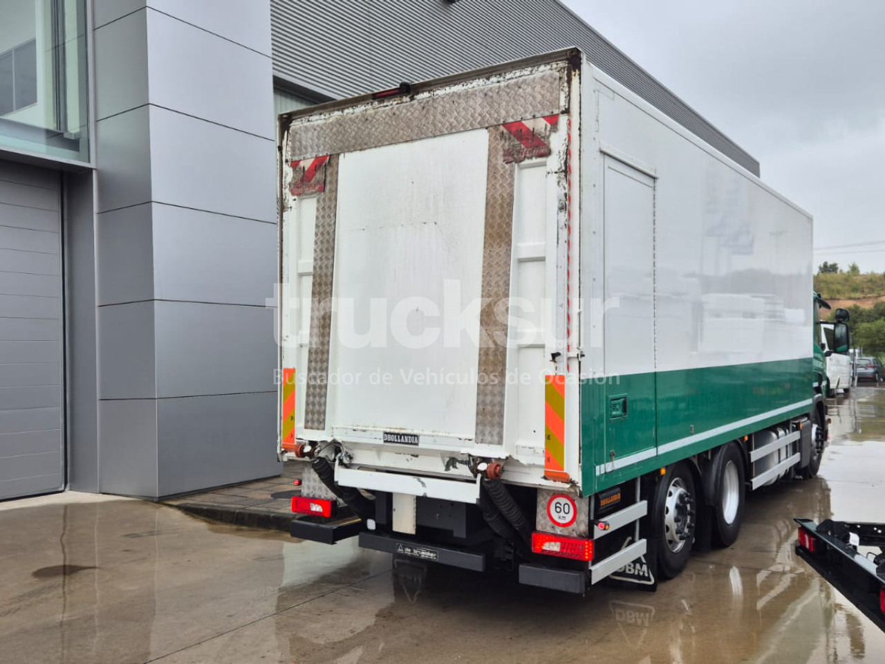 SCANIA P320.26 ejes 6x2*4 - משאית תיבה: תמונה 3 SCANIA P320.26 ejes 6x2*4 - משאית תיבה: תמונה 3