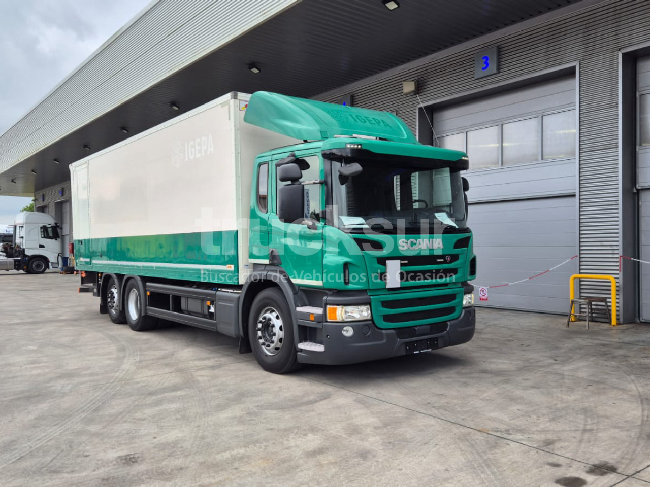 SCANIA P320.26 ejes 6x2*4 - משאית וילונות צד: תמונה 2 SCANIA P320.26 ejes 6x2*4 - משאית וילונות צד: תמונה 2
