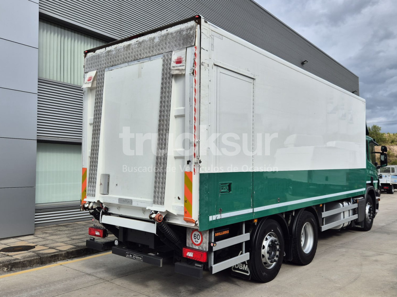SCANIA P320.26 ejes 6x2*4 - משאית תיבה: תמונה 4 SCANIA P320.26 ejes 6x2*4 - משאית תיבה: תמונה 4