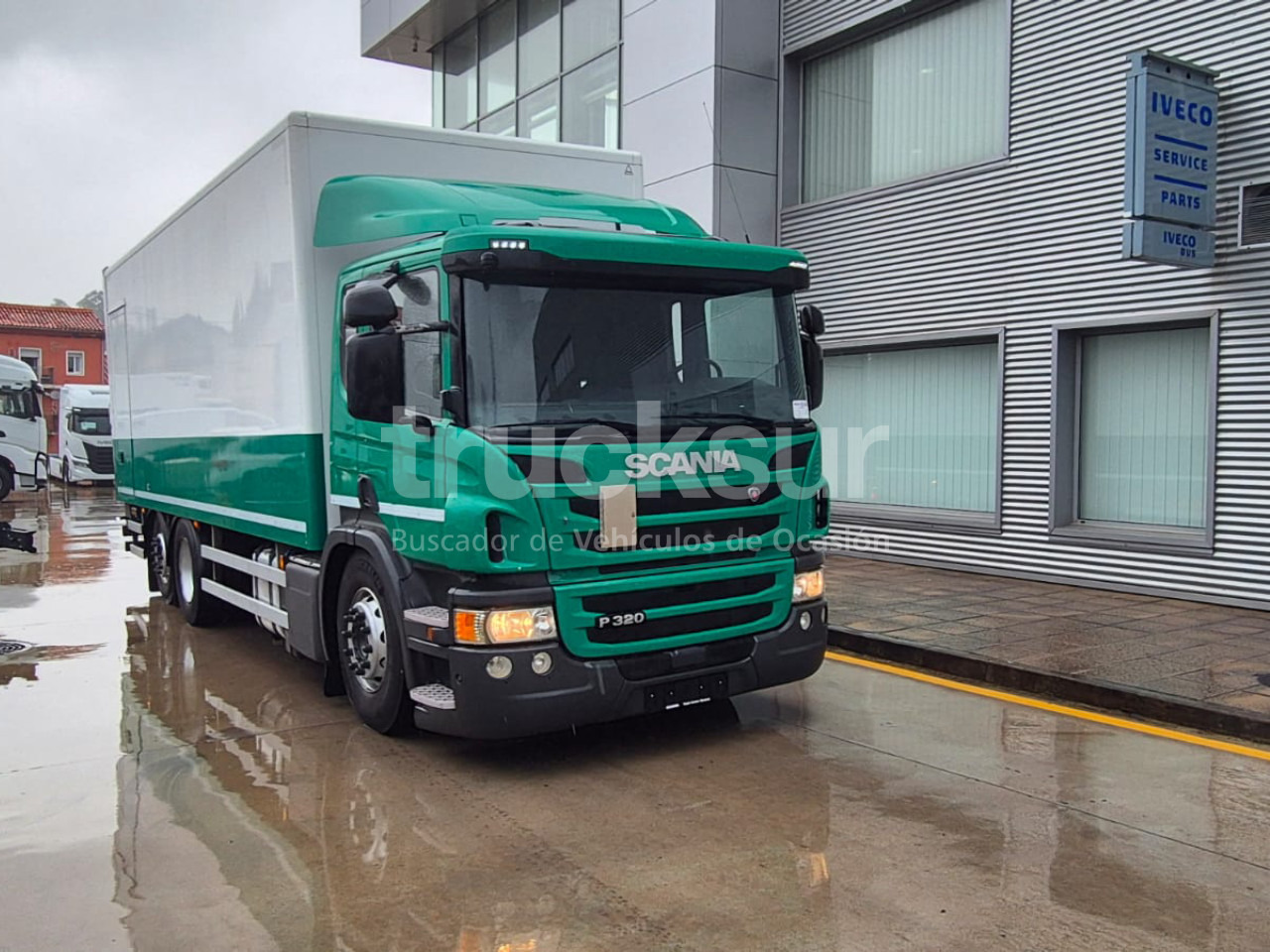 SCANIA P320.26 ejes 6x2*4 - משאית תיבה: תמונה 2 SCANIA P320.26 ejes 6x2*4 - משאית תיבה: תמונה 2