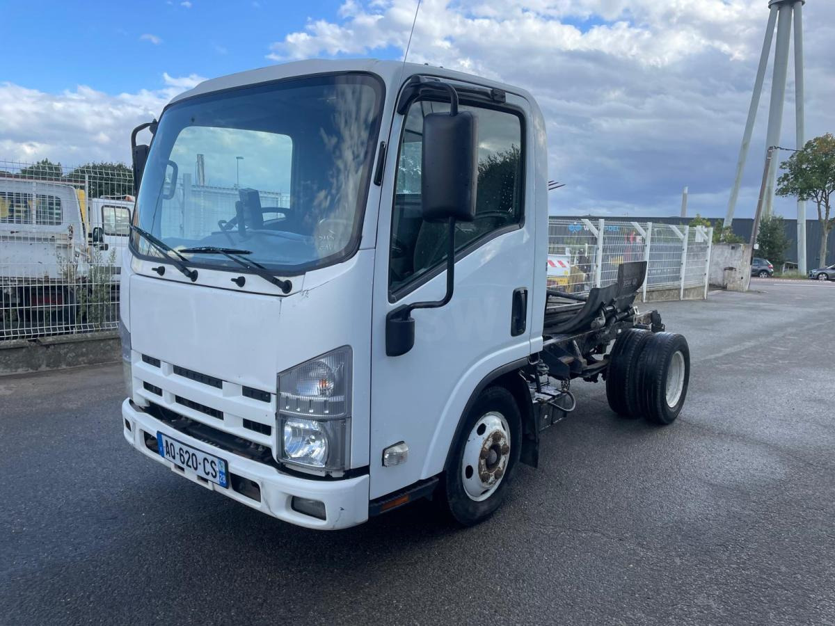 Isuzu - משאית עם שלדת תא: תמונה 1 Isuzu - משאית עם שלדת תא: תמונה 1