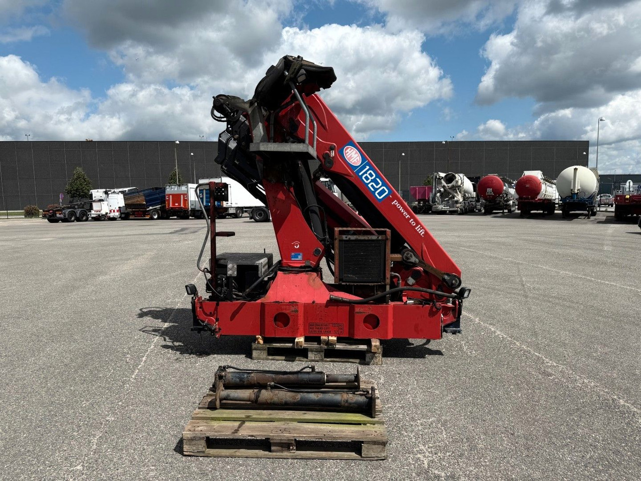 HMF 1820 K4 Remote control / Kran / Crane - משאית מנוף: תמונה 1 HMF 1820 K4 Remote control / Kran / Crane - משאית מנוף: תמונה 1