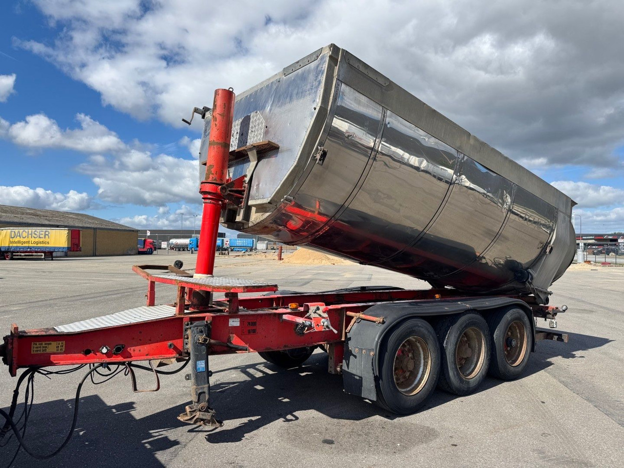Kel-Berg 3 axle Asphalt tipper / Asphalt Kipper - קרון נגרר עם מזהיר: תמונה 1 Kel-Berg 3 axle Asphalt tipper / Asphalt Kipper - קרון נגרר עם מזהיר: תמונה 1