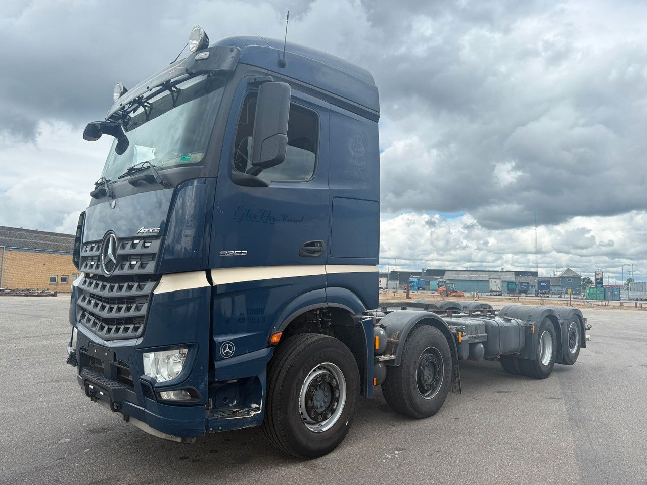 Mercedes-Benz Arocs 3253 8x26 Euro 6 Chassis / Fahrgestell - משאית עם שלדת תא: תמונה 1 Mercedes-Benz Arocs 3253 8x26 Euro 6 Chassis / Fahrgestell - משאית עם שלדת תא: תמונה 1