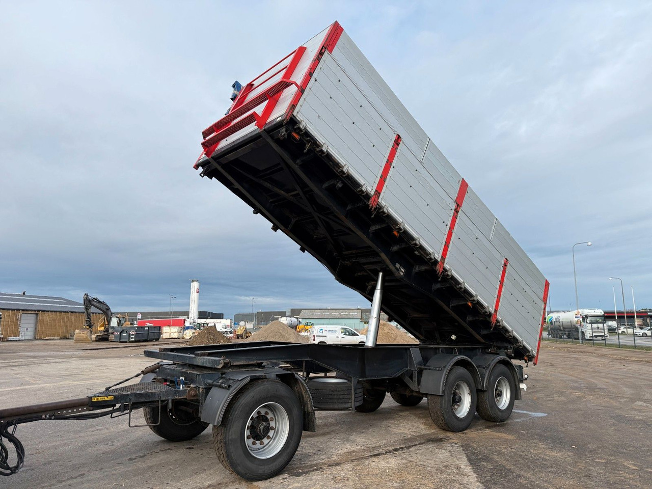 Skelhøje SVF P324 24 t. 3 axle Tipper / Getreide - קרון נגרר עם מזהיר: תמונה 1 Skelhøje SVF P324 24 t. 3 axle Tipper / Getreide - קרון נגרר עם מזהיר: תמונה 1