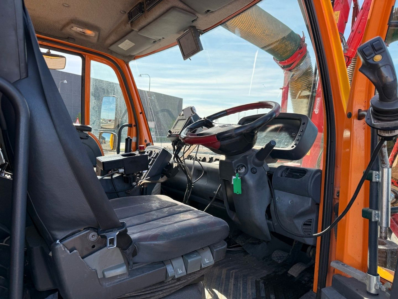 Unimog U500 4x4 / Dücker Kipper / Saug / Mäher MKT 15R - מזהיר: תמונה 5 Unimog U500 4x4 / Dücker Kipper / Saug / Mäher MKT 15R - מזהיר: תמונה 5
