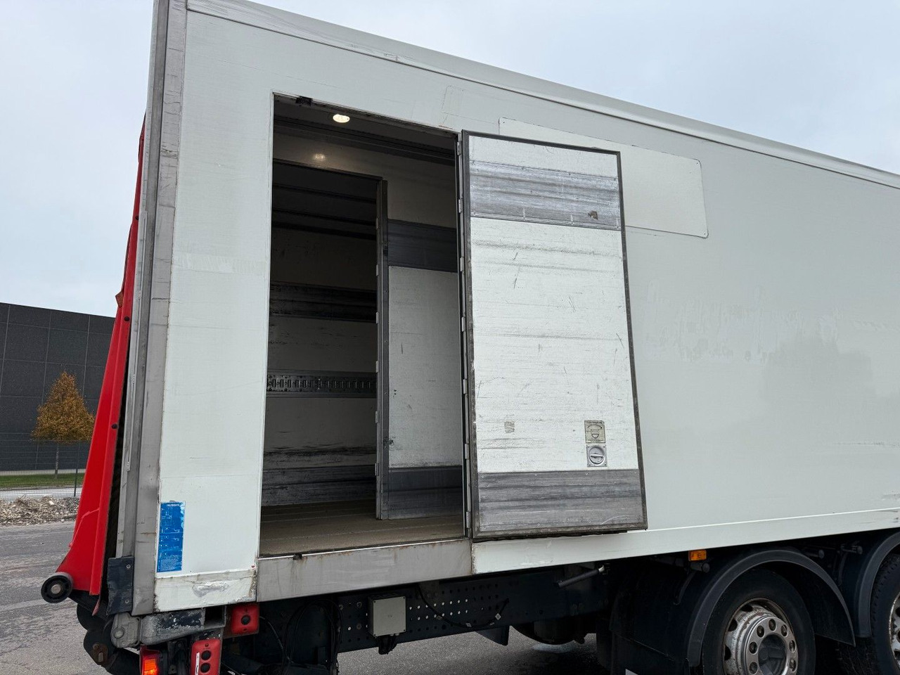 משאית קירור Volvo FE320 6x2*4 TK T1200-R Spectrum 9,80 m. koffer: תמונה 6 משאית קירור Volvo FE320 6x2*4 TK T1200-R Spectrum 9,80 m. koffer: תמונה 6