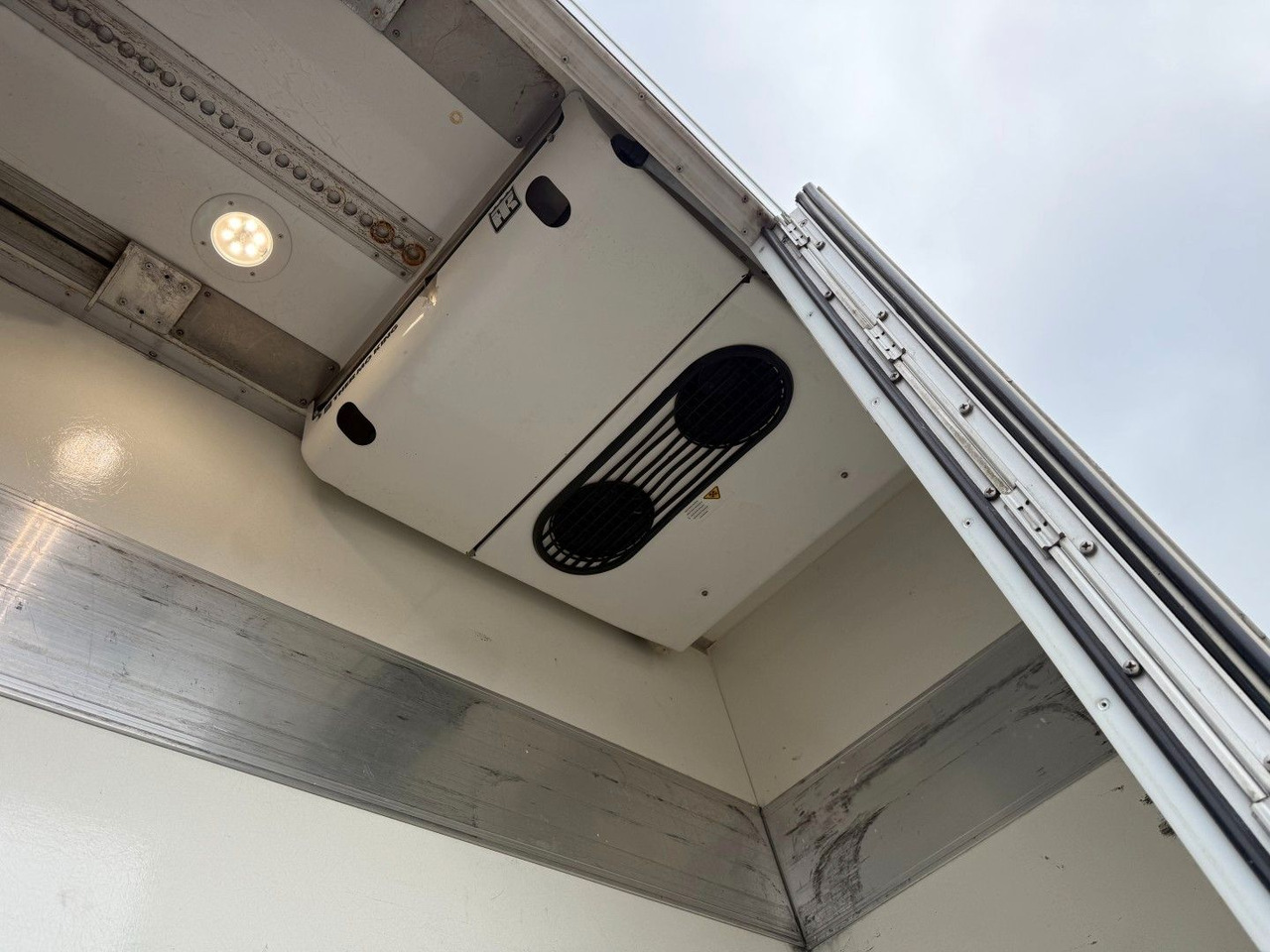 משאית קירור Volvo FE320 6x2*4 TK T1200-R Spectrum 9,80 m. koffer: תמונה 8 משאית קירור Volvo FE320 6x2*4 TK T1200-R Spectrum 9,80 m. koffer: תמונה 8