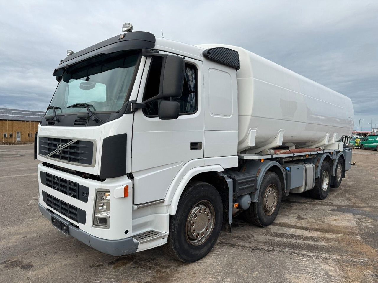Volvo FM 440 8x2*6 24.000 l. ADR Tanktruck - משאית מכל: תמונה 1 Volvo FM 440 8x2*6 24.000 l. ADR Tanktruck - משאית מכל: תמונה 1