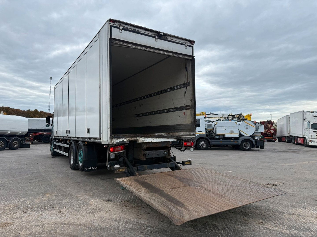 Volvo FM330 6x2*4 Carrier Supra 1050 Nordic - משאית קירור: תמונה 5 Volvo FM330 6x2*4 Carrier Supra 1050 Nordic - משאית קירור: תמונה 5