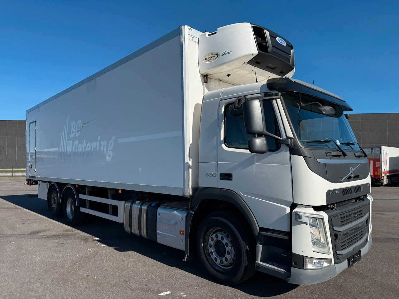 Volvo FM330 6x2*4 Carrier Supra 1250 Mt / 9.3 m Koffer - משאית קירור: תמונה 2 Volvo FM330 6x2*4 Carrier Supra 1250 Mt / 9.3 m Koffer - משאית קירור: תמונה 2