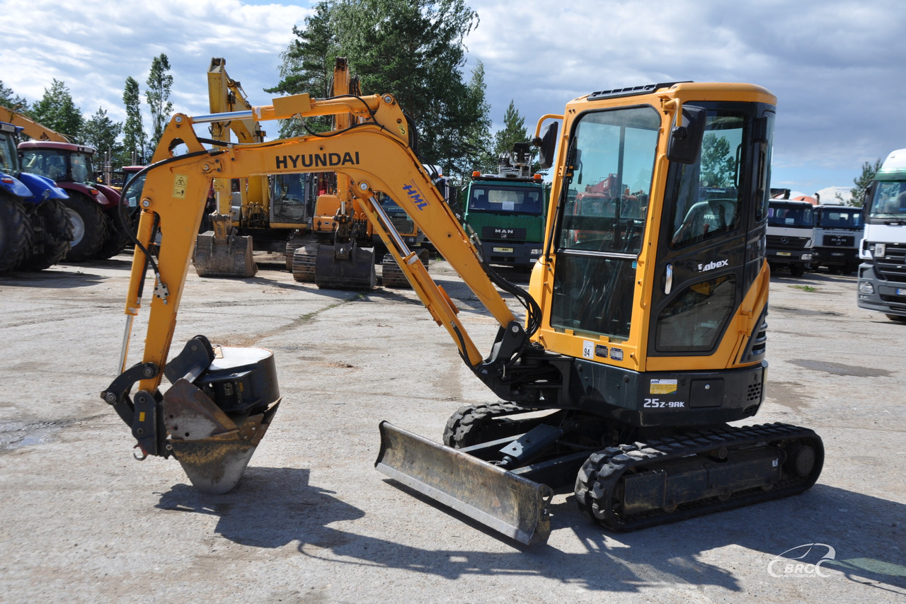 Hyundai R25Z-9AK - מיני מחפר: תמונה 1 Hyundai R25Z-9AK - מיני מחפר: תמונה 1