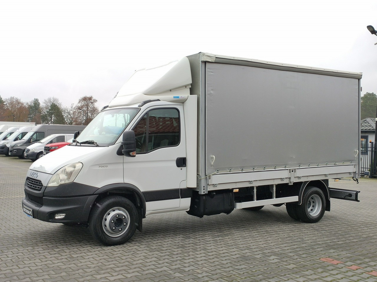 Iveco Daily 70C17 Firana Tył Drzwi Zadbany w Pełni Sprawny Super Stan - כלי רכב מסחרי עם וילונות צד: תמונה 2 Iveco Daily 70C17 Firana Tył Drzwi Zadbany w Pełni Sprawny Super Stan - כלי רכב מסחרי עם וילונות צד: תמונה 2
