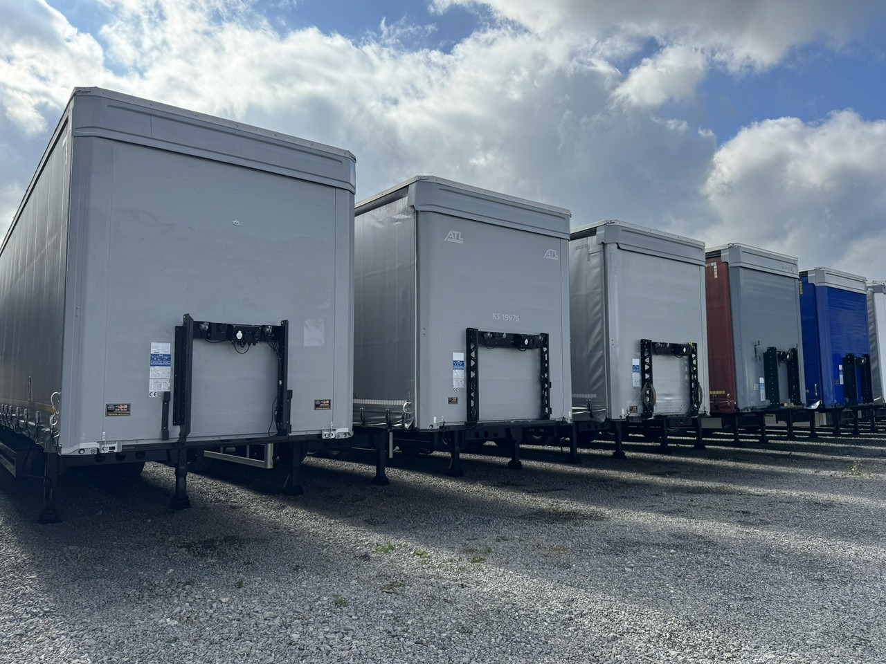 Kogel Coil mulda 3 Osie SAF Dach i Boki Zsuwane - סמיטריילר עם וילונות צד: תמונה 2 Kogel Coil mulda 3 Osie SAF Dach i Boki Zsuwane - סמיטריילר עם וילונות צד: תמונה 2