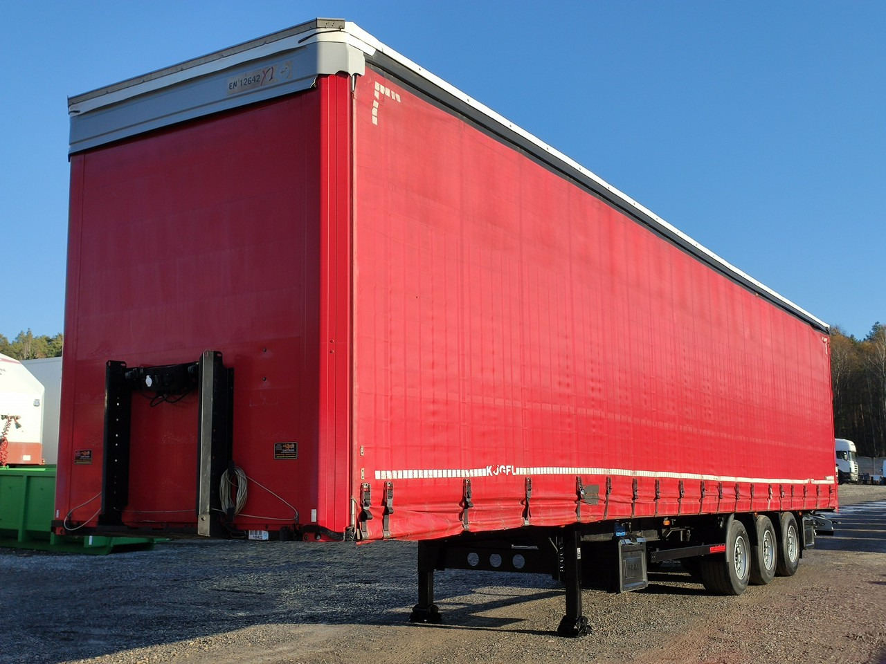 Kogel SN24 Firana Mega Oś Podnoszona - סמיטריילר עם וילונות צד: תמונה 3 Kogel SN24 Firana Mega Oś Podnoszona - סמיטריילר עם וילונות צד: תמונה 3