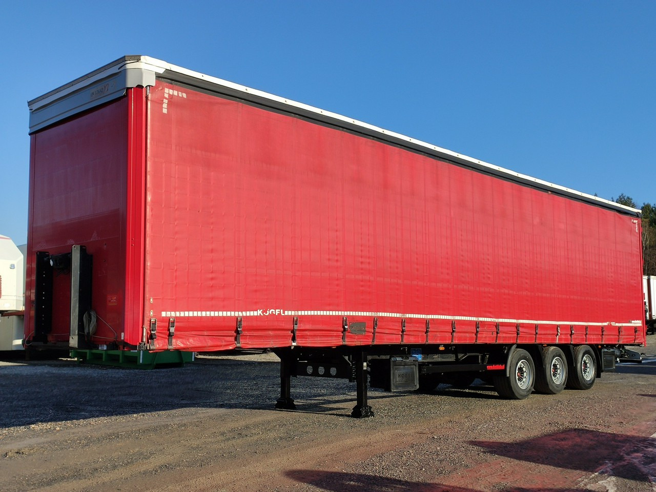 Kogel SN24 Firana Mega Oś Podnoszona - סמיטריילר עם וילונות צד: תמונה 1 Kogel SN24 Firana Mega Oś Podnoszona - סמיטריילר עם וילונות צד: תמונה 1