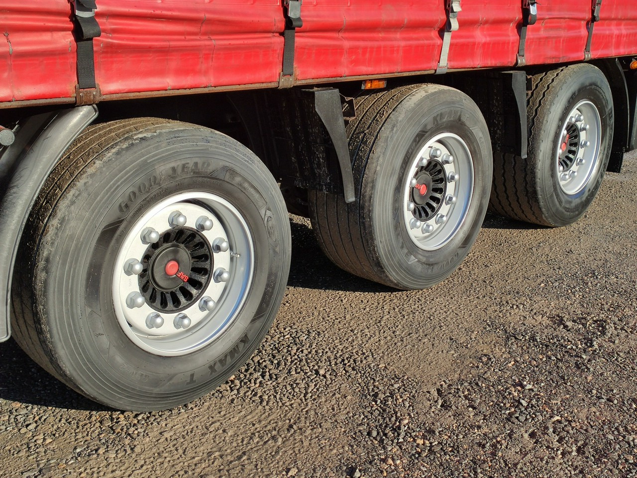 Kogel SN24 Firana Mega Oś Podnoszona - סמיטריילר עם וילונות צד: תמונה 5 Kogel SN24 Firana Mega Oś Podnoszona - סמיטריילר עם וילונות צד: תמונה 5