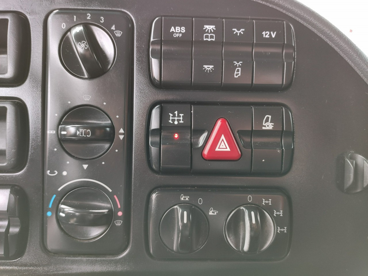 מזהיר Mercedes Actros 4141 8x6 Wywrot SKIBICKI Automat EPS ze Sprzegłem !!!: תמונה 44 מזהיר Mercedes Actros 4141 8x6 Wywrot SKIBICKI Automat EPS ze Sprzegłem !!!: תמונה 44