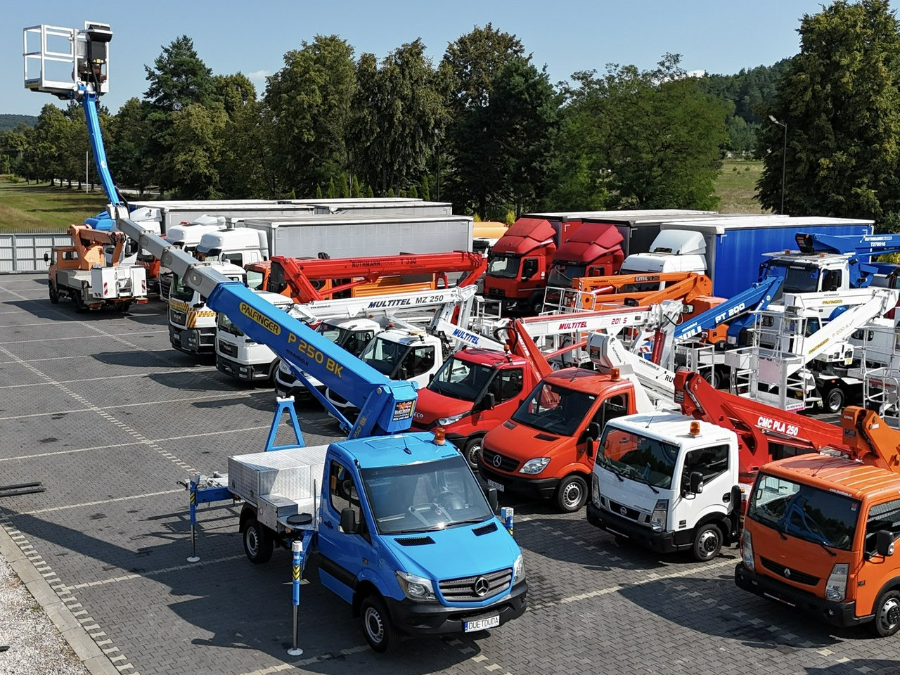 Mercedes Sprinter - פלטפורמה אווירית מותקנת על משאית: תמונה 2 Mercedes Sprinter - פלטפורמה אווירית מותקנת על משאית: תמונה 2