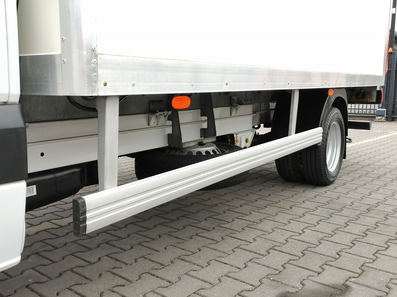 כלי רכב מסחרי עם תיבה Mercedes Sprinter: תמונה 7