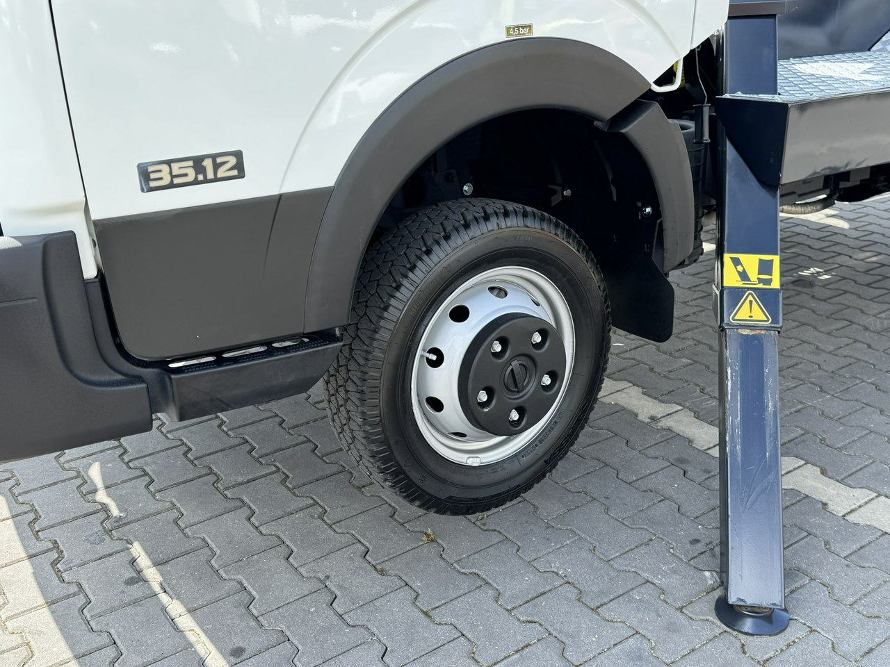 Nissan Cabstar - פלטפורמה אווירית מותקנת על משאית: תמונה 4 Nissan Cabstar - פלטפורמה אווירית מותקנת על משאית: תמונה 4