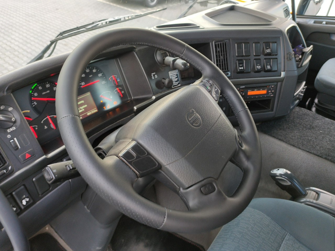 משאית דילוג העמסה Volvo FM 410 E5 Bramowiec Hakowiec 6x2 Oś Skrętna / Podnoszona Automat: תמונה 28 משאית דילוג העמסה Volvo FM 410 E5 Bramowiec Hakowiec 6x2 Oś Skrętna / Podnoszona Automat: תמונה 28