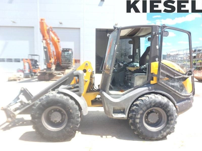 Mecalac AX 1000 - מעמיס היגוי החלקה: תמונה 1 Mecalac AX 1000 - מעמיס היגוי החלקה: תמונה 1