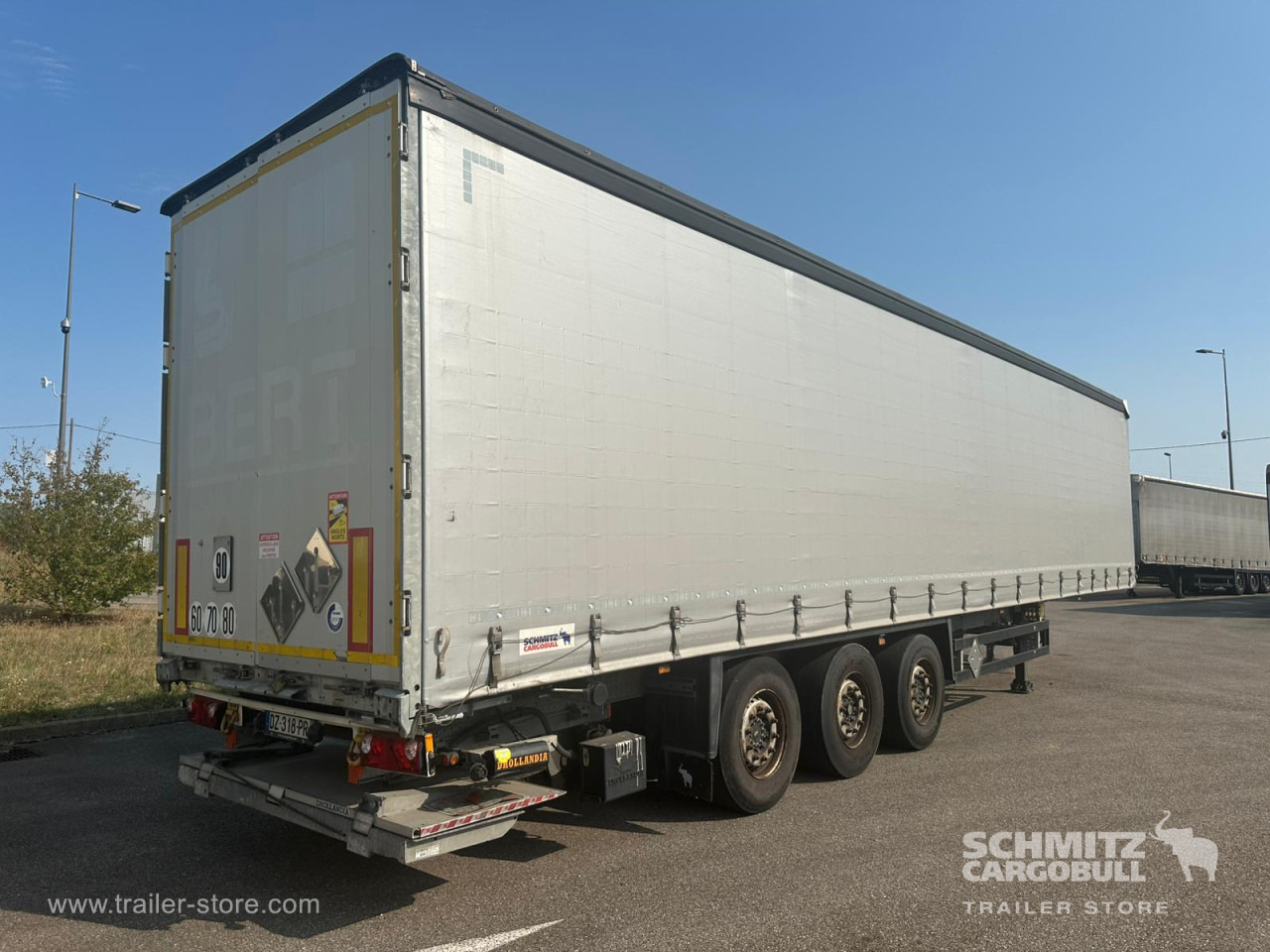 SCHMITZ Curtainsider Standard Taillift - סמיטריילר עם וילונות צד: תמונה 4 SCHMITZ Curtainsider Standard Taillift - סמיטריילר עם וילונות צד: תמונה 4