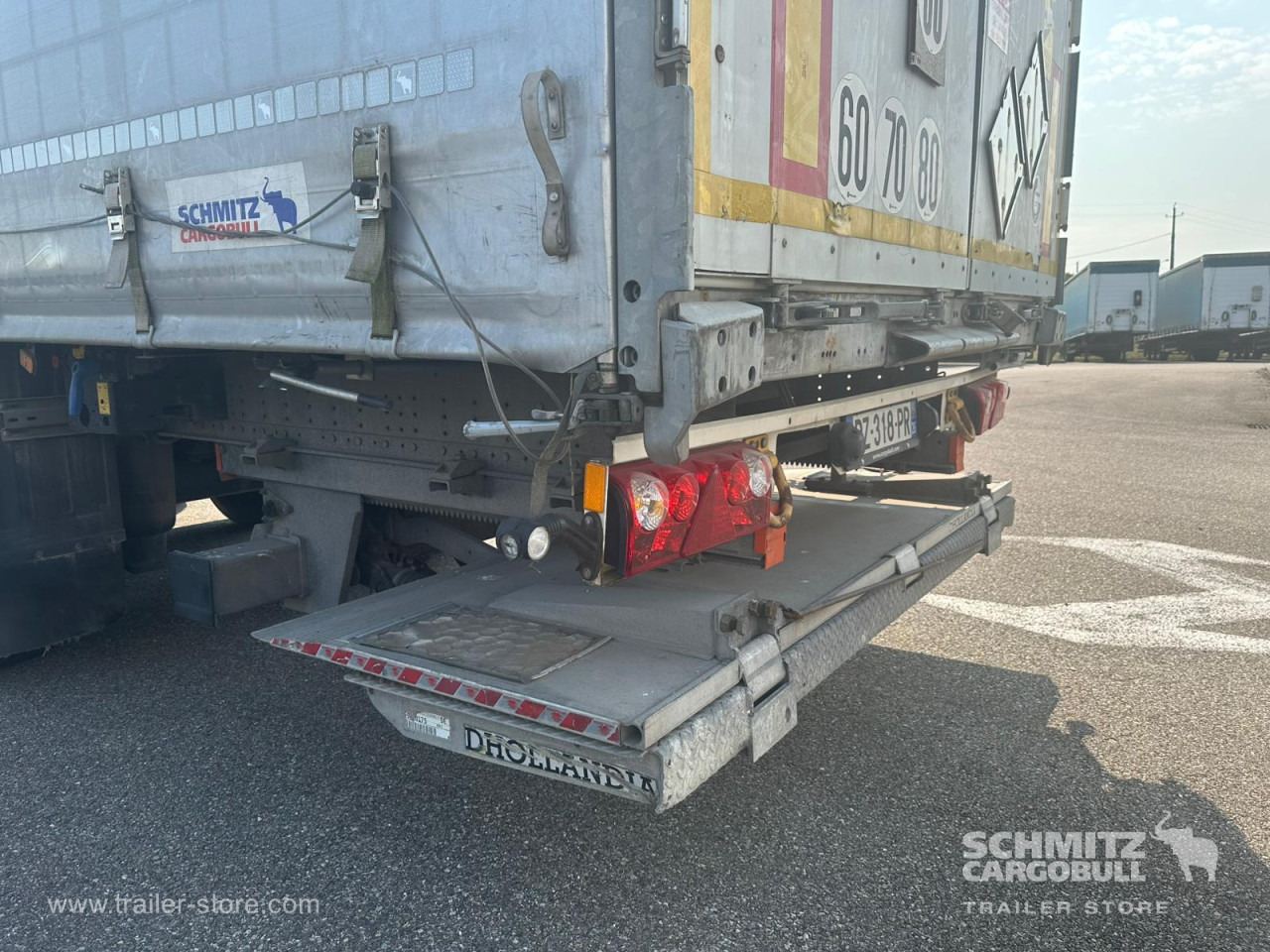 SCHMITZ Curtainsider Standard Taillift - סמיטריילר עם וילונות צד: תמונה 3 SCHMITZ Curtainsider Standard Taillift - סמיטריילר עם וילונות צד: תמונה 3