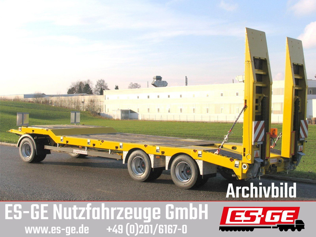 Schwarzmüller Tieflader mit gekröpftem Plateau - קרון נגרר עם מטען נמוך: תמונה 1 Schwarzmüller Tieflader mit gekröpftem Plateau - קרון נגרר עם מטען נמוך: תמונה 1