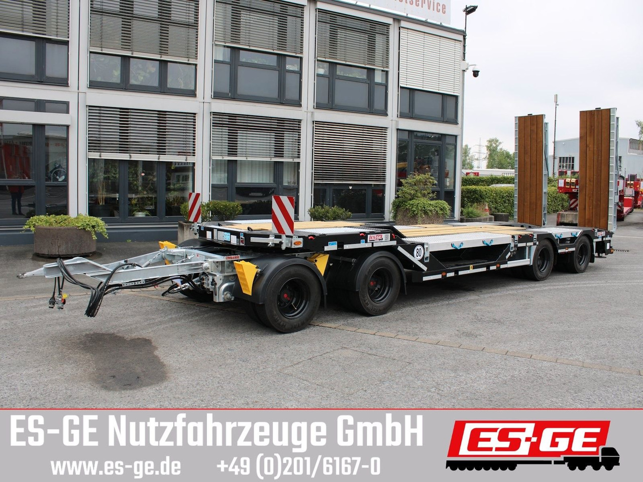 Schwarzmüller Tieflader mit gekröpftem Plateau - קרון נגרר עם מטען נמוך: תמונה 1 Schwarzmüller Tieflader mit gekröpftem Plateau - קרון נגרר עם מטען נמוך: תמונה 1
