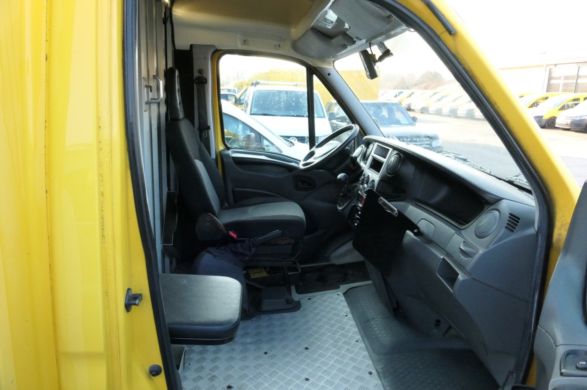 Interior photo 1: כלי רכב מסחרי עם תיבה IVECO Daily 35 S11 C30C AUTOMATIK KAMERA MAXI Regale D