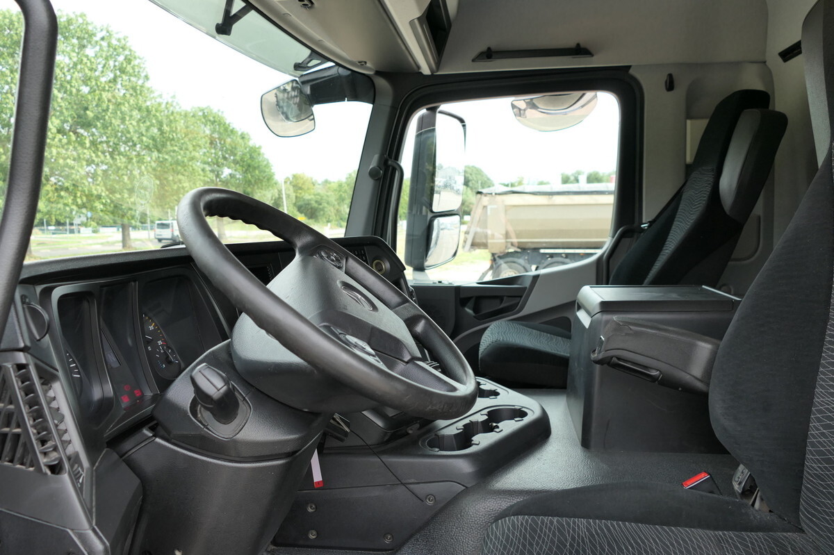 Interior photo 1: משאית צד נופל/ שטוחה, משאית מנוף MERCEDES-BENZ Antos 2540 L KLIMA Palfinger-Kran PK15001L Lenka