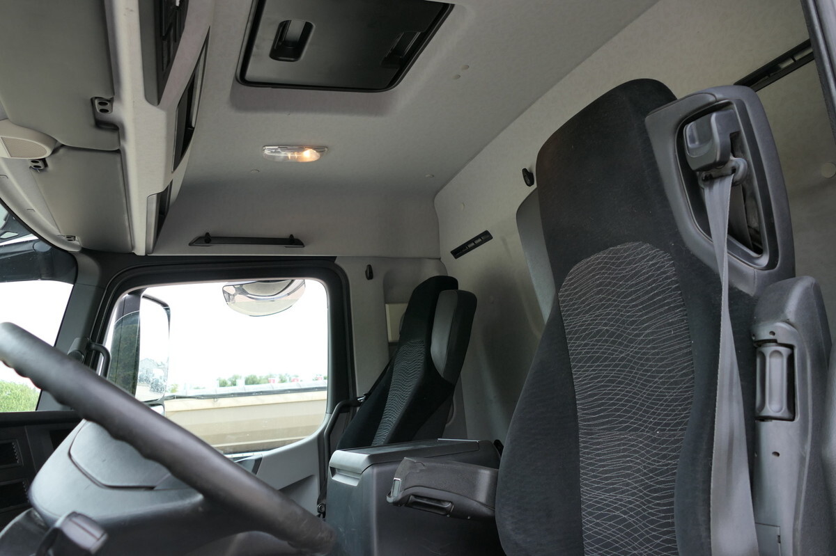 Interior photo 2: משאית צד נופל/ שטוחה, משאית מנוף MERCEDES-BENZ Antos 2540 L KLIMA Palfinger-Kran PK15001L Lenka