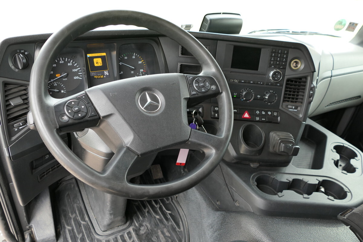 Interior photo 3: משאית צד נופל/ שטוחה, משאית מנוף MERCEDES-BENZ Antos 2540 L KLIMA Palfinger-Kran PK15001L Lenka