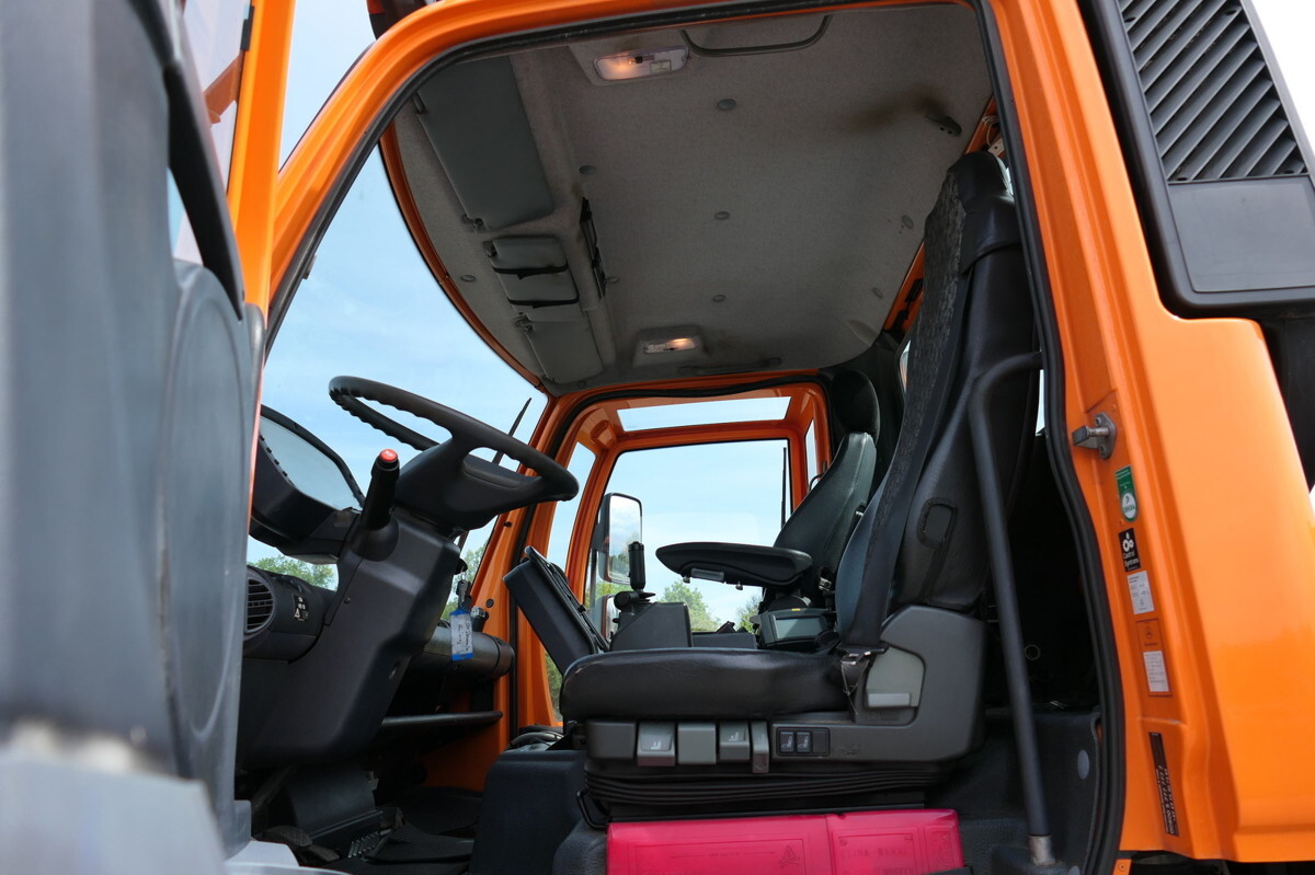 Interior photo 2: משאית צד נופל/ שטוחה, כלי רכב עירוני/ מיוחד UNIMOG U400  405/12 AHK KLIMA ZAPFWELLE vorn SFZ KOMMUN