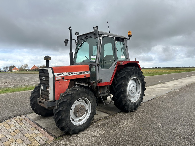 Massey Ferguson 690 - טרקטור חקלאי: תמונה 1 Massey Ferguson 690 - טרקטור חקלאי: תמונה 1