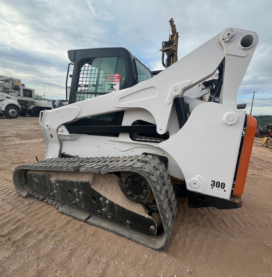 Bobcat T870 - מעמיס היגוי החלקה: תמונה 4 Bobcat T870 - מעמיס היגוי החלקה: תמונה 4